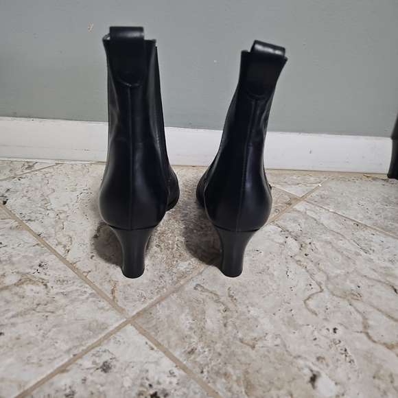 Michael Kors Leather  Mid Heel Ankle Boots Size 8M - Picture 8 of 10